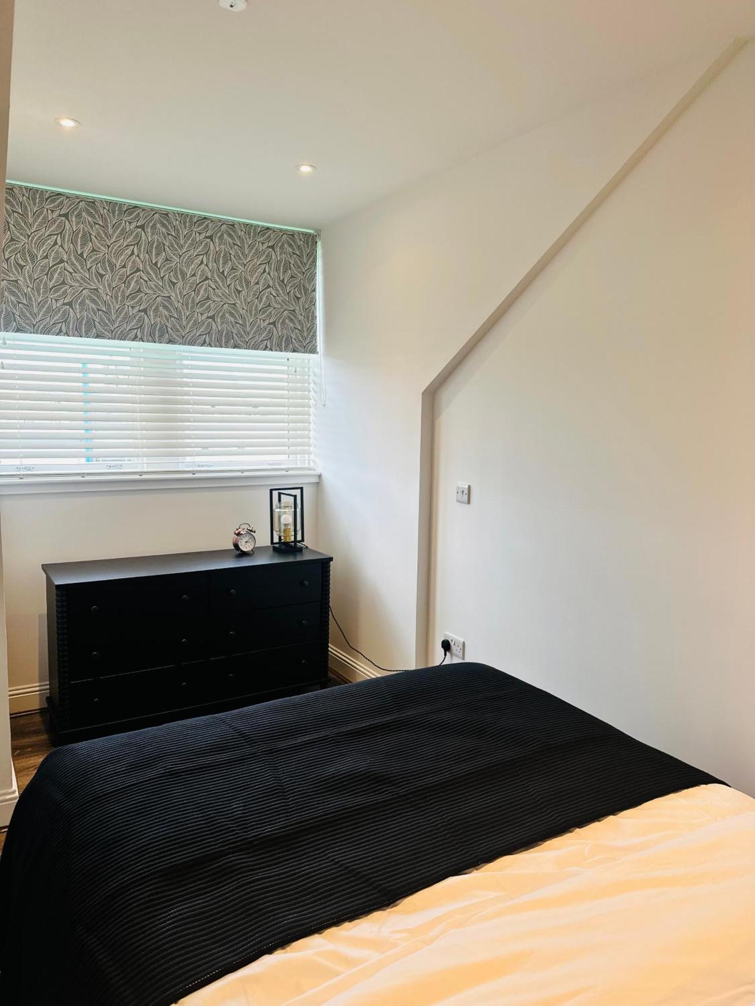 Barnet House Serviced Apartments Dunfermline Bagian luar foto